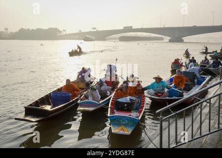 Thailandia. 25 ottobre 2024. Una vista di diverse barche a remi all'alba, con monaci e loro aiutanti in attesa della partenza per raccogliere elemosine, sul fiume Chao Phraya. La tradizione di dare l'elemosina a un centinaio di monaci a Pathum Thani, Thailandia, è una cerimonia buddista secolare che si svolge lungo fiumi e canali dopo la fine della Quaresima buddista. I monaci si riuniscono in barca per ricevere offerte dalla gente del posto, che prepara il cibo e partecipa alla preparazione del merito. Questo evento celebra la comunità, la fede e il patrimonio culturale. Credito: SOPA Images Limited/Alamy Live News Foto Stock