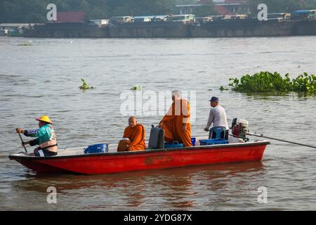 Thailandia. 25 ottobre 2024. I monaci sono visti all'interno di una barca di legno con cesti di elemosina, sul fiume Chao Phraya. La tradizione di dare l'elemosina a un centinaio di monaci a Pathum Thani, Thailandia, è una cerimonia buddista secolare che si svolge lungo fiumi e canali dopo la fine della Quaresima buddista. I monaci si riuniscono in barca per ricevere offerte dalla gente del posto, che prepara il cibo e partecipa alla preparazione del merito. Questo evento celebra la comunità, la fede e il patrimonio culturale. Credito: SOPA Images Limited/Alamy Live News Foto Stock