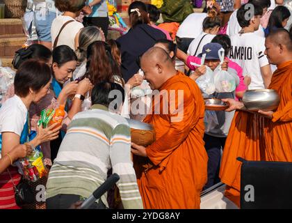 Thailandia. 25 ottobre 2024. I monaci ricevono elemosine da cittadini, al tempio Wat Chin Wararam Worawihan, nella provincia di Pathum Thani, Thailandia. La tradizione di dare l'elemosina a un centinaio di monaci a Pathum Thani, Thailandia, è una cerimonia buddista secolare che si svolge lungo fiumi e canali dopo la fine della Quaresima buddista. I monaci si riuniscono in barca per ricevere offerte dalla gente del posto, che prepara il cibo e partecipa alla preparazione del merito. Questo evento celebra la comunità, la fede e il patrimonio culturale. Credito: SOPA Images Limited/Alamy Live News Foto Stock