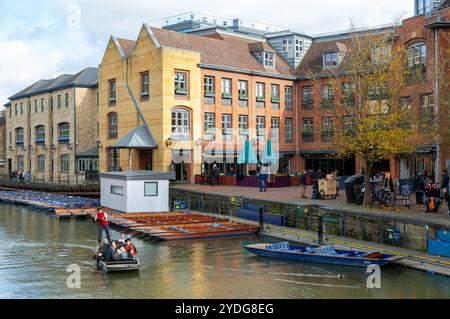 Giro sul fiume Cam visto dal Magdalene Bridge, Cambridge, Cambridgeshire, Inghilterra, edifici sulla banchina del Regno Unito, ristorante Las Iguanas Foto Stock