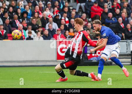 Wes Burns of Ipswich Town spara durante la partita di Premier League Brentford vs Ipswich Town al Gtech Community Stadium, Londra, Regno Unito, 26 ottobre 2024 (foto di Izzy Poles/News Images) Foto Stock