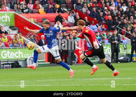 Wes Burns of Ipswich Town spara durante la partita di Premier League Brentford vs Ipswich Town al Gtech Community Stadium, Londra, Regno Unito, 26 ottobre 2024 (foto di Izzy Poles/News Images) Foto Stock