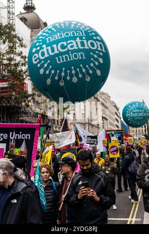 Opposti al razzismo e alle ideologie di estrema destra, i manifestanti marciarono attraverso il centro di Londra da Piccadilly Circus a Whitehall. Molti manifestanti hanno tenuto cartelli di accoglienza per i rifugiati e bandiere palestinesi, chiedendo la fine del razzismo, il cessate il fuoco e la deescalation in Medio Oriente. Crediti: Sinai Noor/Alamy Live News Foto Stock