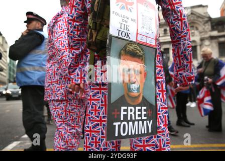 Londra, Inghilterra, Regno Unito. 26 ottobre 2024. Un manifestante ha un cartello con scritto ''˜Free Tommy' durante la dimostrazione. Migliaia di sostenitori DI TOMMY ROBINSON si riuniscono e marciano da Victoria a Parliament Square a Londra. Avevano sperato che TOMMY li avrebbe guidati, ma la polizia lo ha arrestato venerdì 25 ottobre per disprezzo nei confronti della corte dopo una precedente proiezione di un film in una protesta a Londra. (Credit Image: © Martin Pope/ZUMA Press Wire) SOLO PER USO EDITORIALE! Non per USO commerciale! Foto Stock