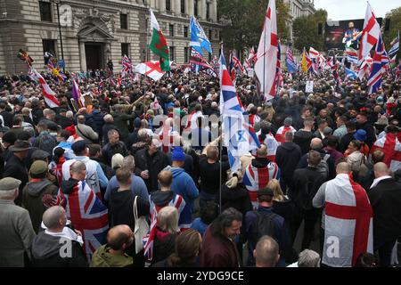 Londra, Inghilterra, Regno Unito. 26 ottobre 2024. Migliaia di manifestanti si riuniscono al raduno di Whitehall per ascoltare discorsi e musica. Migliaia di sostenitori DI TOMMY ROBINSON si riuniscono e marciano da Victoria a Parliament Square a Londra. Avevano sperato che TOMMY li avrebbe guidati, ma la polizia lo ha arrestato venerdì 25 ottobre per disprezzo nei confronti della corte dopo una precedente proiezione di un film in una protesta a Londra. (Credit Image: © Martin Pope/ZUMA Press Wire) SOLO PER USO EDITORIALE! Non per USO commerciale! Foto Stock