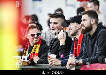 Denderleeuw, Belgio. 26 ottobre 2024. I tifosi di Mechelen nella foto prima di una partita di calcio tra FCV Dender EH e KV Mechelen, sabato 26 ottobre 2024 a Denderleeuw, il giorno 12 della stagione 2024-2025 della "Jupiler Pro League" prima divisione del campionato belga. BELGA PHOTO TOM GOYVAERTS credito: Belga News Agency/Alamy Live News Foto Stock