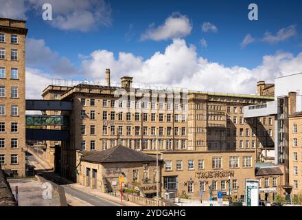 Regno Unito, Inghilterra, Yorkshire, Halifax, Dean Clough, rigenerazione urbana, attività commerciali e appartamenti nell'ex mulino Foto Stock