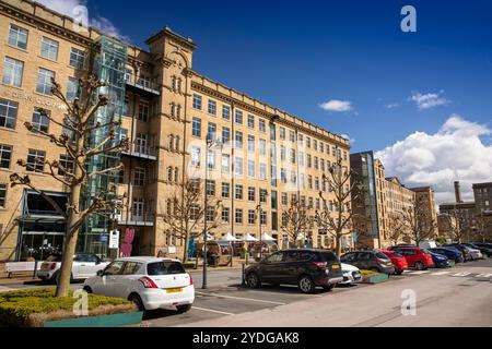 Regno Unito, Inghilterra, Yorkshire, Halifax, Dean Clough, rigenerazione urbana, attività commerciali e appartamenti nell'ex mulino Foto Stock