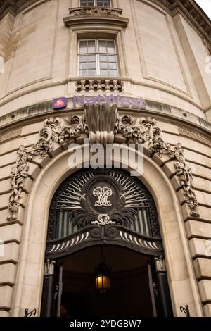 Regno Unito, Inghilterra, Yorkshire, Halifax, Centro città, Waterhouse Street, porta storica del NatWest Bank Building Foto Stock