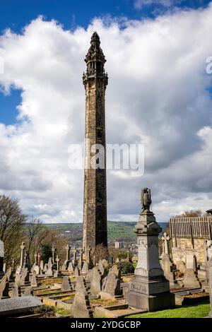 Regno Unito, Inghilterra, Yorkshire, Halifax, Kings Cross, Wainhouse Tower dal cimitero metodista Foto Stock