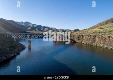 Ponte panoramico sul tranquillo fiume circondato da Rolling Hills Foto Stock