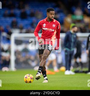 Ryan Sessegnon #30 del Fulham FC si scalda durante la partita di Premier League tra Everton e Fulham al Goodison Park di Liverpool, sabato 26 ottobre 2024. (Foto: Mike Morese | mi News) crediti: MI News & Sport /Alamy Live News Foto Stock