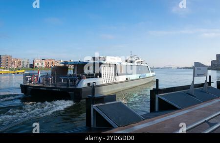 Vaporetto o taxi d'acqua che trasportano persone attraverso l'acqua nella regione tra Rotterdam e Dordrecht, Paesi Bassi. Foto Stock