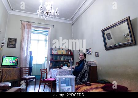 Tbilisi, Georgia. 26 ottobre 2024. Sorridendo leggermente, la donna anziana guarda mentre osserva un funzionario elettorale. Il ballottaggio trasparente è posizionato nelle vicinanze mentre il team di sondaggi mobile completa il servizio a Tbilisi, Georgia, sabato 26 ottobre 2024. (VX Photo/ Vudi Xhymshiti) crediti: VX Pictures/Alamy Live News Foto Stock