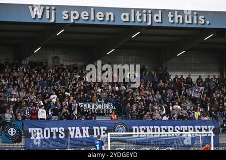 Denderleeuw, Belgio. 26 ottobre 2024. Tifosi di Dender nella foto durante una partita di calcio tra FCV Dender EH e KV Mechelen, sabato 26 ottobre 2024 a Denderleeuw, il giorno 12 della stagione 2024-2025 della "Jupiler Pro League" prima divisione del campionato belga. BELGA PHOTO MAARTEN STRAETEMANS credito: Belga News Agency/Alamy Live News Foto Stock