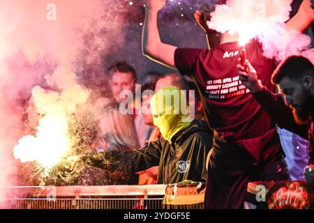 Denderleeuw, Belgio. 26 ottobre 2024. I tifosi di Mechelen usano fuochi d'artificio durante una partita di calcio tra FCV Dender EH e KV Mechelen, sabato 26 ottobre 2024 a Denderleeuw, il giorno 12 della stagione 2024-2025 della "Jupiler Pro League" prima divisione del campionato belga. BELGA PHOTO TOM GOYVAERTS credito: Belga News Agency/Alamy Live News Foto Stock