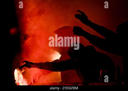 Denderleeuw, Belgio. 26 ottobre 2024. I tifosi di Mechelen usano fuochi d'artificio durante una partita di calcio tra FCV Dender EH e KV Mechelen, sabato 26 ottobre 2024 a Denderleeuw, il giorno 12 della stagione 2024-2025 della "Jupiler Pro League" prima divisione del campionato belga. BELGA PHOTO TOM GOYVAERTS credito: Belga News Agency/Alamy Live News Foto Stock