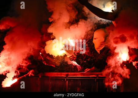 Denderleeuw, Belgio. 26 ottobre 2024. I tifosi di Mechelen usano fuochi d'artificio durante una partita di calcio tra FCV Dender EH e KV Mechelen, sabato 26 ottobre 2024 a Denderleeuw, il giorno 12 della stagione 2024-2025 della "Jupiler Pro League" prima divisione del campionato belga. BELGA PHOTO TOM GOYVAERTS credito: Belga News Agency/Alamy Live News Foto Stock