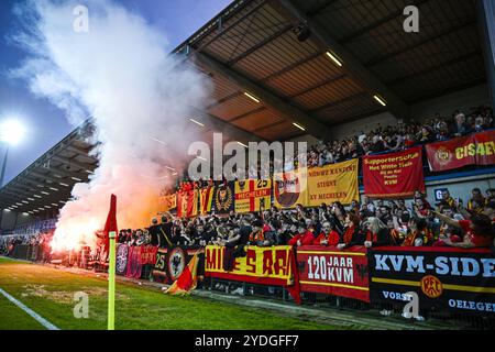 Denderleeuw, Belgio. 26 ottobre 2024. I tifosi di Mechelen usano fuochi d'artificio durante una partita di calcio tra FCV Dender EH e KV Mechelen, sabato 26 ottobre 2024 a Denderleeuw, il giorno 12 della stagione 2024-2025 della "Jupiler Pro League" prima divisione del campionato belga. BELGA PHOTO TOM GOYVAERTS credito: Belga News Agency/Alamy Live News Foto Stock