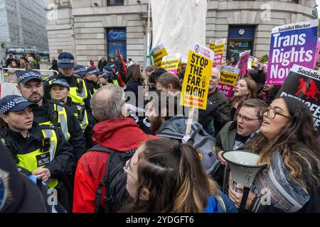 Londra, Regno Unito, 26 ottobre 2024. I manifestanti prendono parte a una manifestazione nazionale Stop Tommy Robinson, Stop alla manifestazione di estrema destra contro l'Unione contro il razzismo, l'islamofobia e l'antisemitismo. Foto di Ray Tang Foto Stock