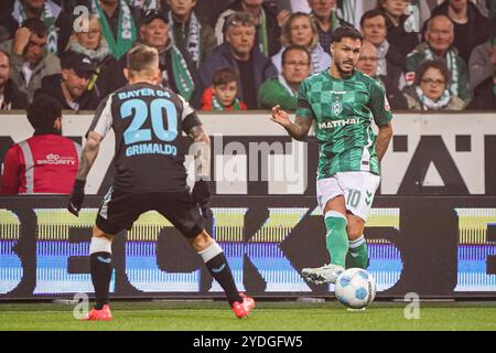 Brema, Germania. 26 ottobre 2024. BREMA, GERMANIA - OTTOBRE 26: Leonardo Bittencourt del SV Werder Brema corre con la palla durante la 1. Bundesliga match tra SV Werder Brema e Bayer 04 Leverkusen a Weserstadion il 26 ottobre 2024 a Brema, Germania. (Foto di Andre Weening/Orange Pictures) credito: Orange Pics BV/Alamy Live News Foto Stock