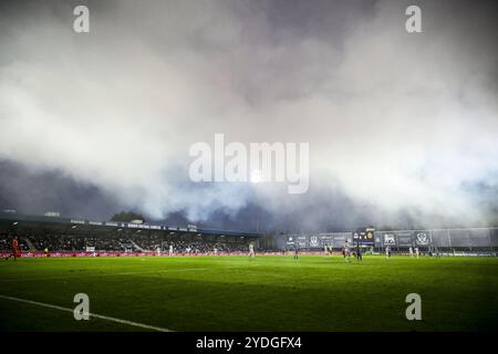 Denderleeuw, Belgio. 26 ottobre 2024. Fumare in aria durante una partita di calcio tra FCV Dender EH e KV Mechelen, sabato 26 ottobre 2024 a Denderleeuw, il giorno 12 della stagione 2024-2025 della prima divisione della "Jupiler Pro League" del campionato belga. BELGA PHOTO TOM GOYVAERTS credito: Belga News Agency/Alamy Live News Foto Stock