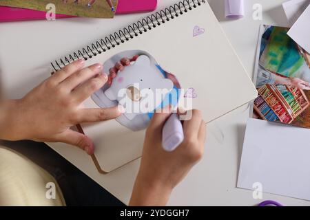 Creazione della bacheca di visione. Foto della ragazza con marcatore viola al tavolo luminoso, vista dall'alto Foto Stock