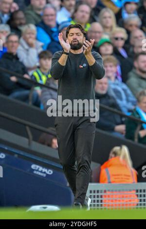 Etihad Stadium, Manchester, Regno Unito. 26 ottobre 2024. Premier League Football, Manchester City contro Southampton; il manager del Southampton Russell Martin plaude alla sua squadra crediti: Action Plus Sports/Alamy Live News Foto Stock