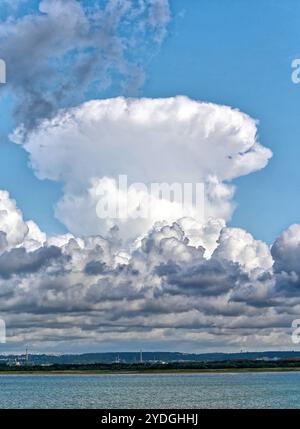 Nuvole di tempesta Thunderhead che si formano al largo delle coste dei Paesi Bassi Foto Stock