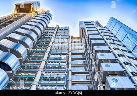 LONDRA - MAGGIO 29: Il Lloyd's Building, noto anche come The Inside-Out Building, un futuristico gigante dell'acciaio a Londra il 29 maggio 2015. Foto Stock