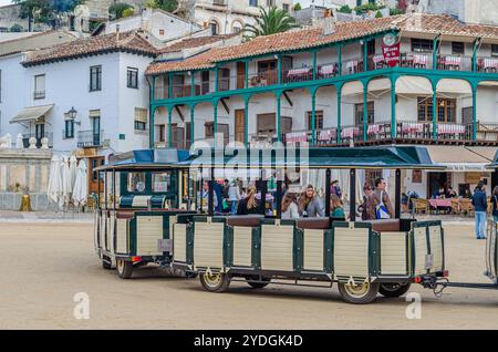 CHINCHON, SPAGNA - 2 NOVEMBRE 2019: Treno turistico nella piazza principale (Plaza Mayor) di Chinchon, Comunità di Madrid, Spagna Foto Stock