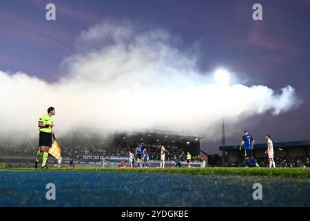 Denderleeuw, Belgio. 26 ottobre 2024. Fumo nella foto durante una partita di calcio tra FCV Dender EH e KV Mechelen, sabato 26 ottobre 2024 a Denderleeuw, il giorno 12 della stagione 2024-2025 della prima divisione del campionato belga 'Jupiler Pro League'. BELGA PHOTO MAARTEN STRAETEMANS credito: Belga News Agency/Alamy Live News Foto Stock