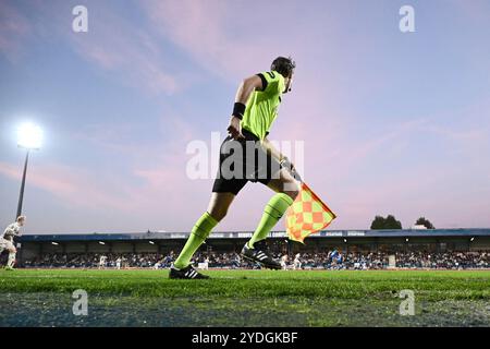 Denderleeuw, Belgio. 26 ottobre 2024. Un assistente arbitro raffigurato durante una partita di calcio tra FCV Dender EH e KV Mechelen, sabato 26 ottobre 2024 a Denderleeuw, il giorno 12 della stagione 2024-2025 della prima divisione del campionato belga 'Jupiler Pro League'. BELGA PHOTO MAARTEN STRAETEMANS credito: Belga News Agency/Alamy Live News Foto Stock