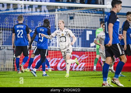 Denderleeuw, Belgio. 26 ottobre 2024. Patrick Pflucke di Mechelen festeggia dopo aver segnato durante una partita di calcio tra FCV Dender EH e KV Mechelen, sabato 26 ottobre 2024 a Denderleeuw, il giorno 12 della stagione 2024-2025 della prima divisione del campionato belga "Jupiler Pro League". BELGA PHOTO TOM GOYVAERTS credito: Belga News Agency/Alamy Live News Foto Stock