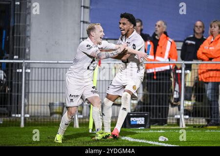 Denderleeuw, Belgio. 26 ottobre 2024. Patrick Pflucke di Mechelen festeggia dopo aver segnato durante una partita di calcio tra FCV Dender EH e KV Mechelen, sabato 26 ottobre 2024 a Denderleeuw, il giorno 12 della stagione 2024-2025 della prima divisione del campionato belga "Jupiler Pro League". BELGA PHOTO TOM GOYVAERTS credito: Belga News Agency/Alamy Live News Foto Stock