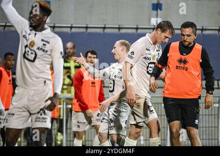 Denderleeuw, Belgio. 26 ottobre 2024. Patrick Pflucke di Mechelen festeggia dopo aver segnato durante una partita di calcio tra FCV Dender EH e KV Mechelen, sabato 26 ottobre 2024 a Denderleeuw, il giorno 12 della stagione 2024-2025 della prima divisione del campionato belga "Jupiler Pro League". BELGA PHOTO TOM GOYVAERTS credito: Belga News Agency/Alamy Live News Foto Stock