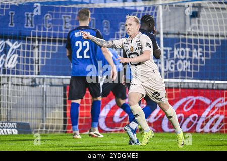 Denderleeuw, Belgio. 26 ottobre 2024. Patrick Pflucke di Mechelen festeggia dopo aver segnato durante una partita di calcio tra FCV Dender EH e KV Mechelen, sabato 26 ottobre 2024 a Denderleeuw, il giorno 12 della stagione 2024-2025 della prima divisione del campionato belga "Jupiler Pro League". BELGA PHOTO TOM GOYVAERTS credito: Belga News Agency/Alamy Live News Foto Stock