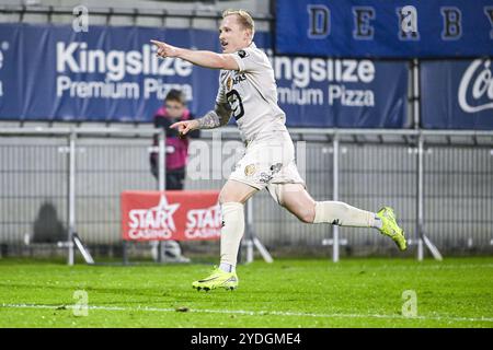 Denderleeuw, Belgio. 26 ottobre 2024. Patrick Pflucke di Mechelen festeggia dopo aver segnato durante una partita di calcio tra FCV Dender EH e KV Mechelen, sabato 26 ottobre 2024 a Denderleeuw, il giorno 12 della stagione 2024-2025 della prima divisione del campionato belga "Jupiler Pro League". BELGA PHOTO TOM GOYVAERTS credito: Belga News Agency/Alamy Live News Foto Stock