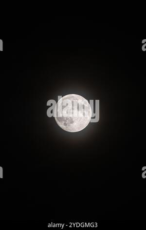 Earth's Moon, vista dal calvario nella città di Nitra, repubblica Slovacca. Tema spaziale. Foto Stock