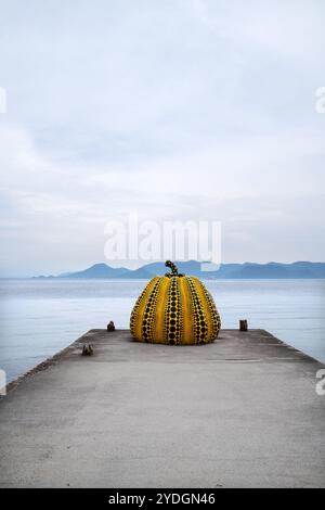 Scultura di zucca gialla gigante di Yayoi Kusama sull'isola di Naoshima in Giappone Foto Stock