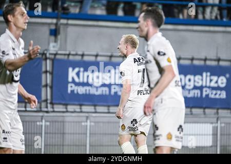 Denderleeuw, Belgio. 26 ottobre 2024. Patrick Pflucke di Mechelen festeggia dopo aver segnato durante una partita di calcio tra FCV Dender EH e KV Mechelen, sabato 26 ottobre 2024 a Denderleeuw, il giorno 12 della stagione 2024-2025 della prima divisione del campionato belga "Jupiler Pro League". BELGA PHOTO TOM GOYVAERTS credito: Belga News Agency/Alamy Live News Foto Stock