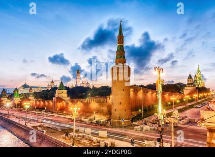 Vista panoramica sulla Torre Beklemishevskaya e il Cremlino durante l'ora blu al tramonto, Mosca, Russia Foto Stock