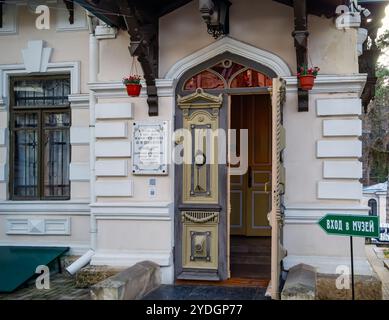 Kislovodsk, Russia - 1 dicembre 2023: Ingresso al museo "Chaliapin's Dacha", Kislovodsk Foto Stock