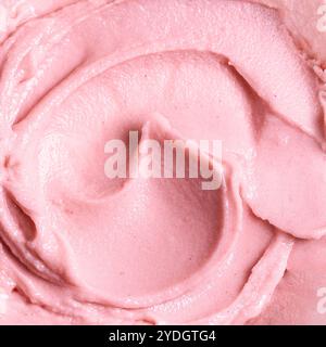 Consistenza del gelato all'anguria rosa come sfondo. Gelato alle fragole di frutta fatto in casa, sorbetto o yogurt congelato, delizioso dessert estivo. Foto Stock