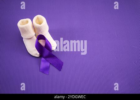 Giornata mondiale della prematurità. Consapevolezza viola Foto Stock