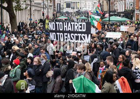 Londra, Regno Unito. 26 ottobre 2024. Un grande cartello dichiara "No all'odio No al fascismo" come sostenitori della campagna delle famiglie unite e degli amici (UFFC) che organizza la 25a manifestazione e processione annuale, da Trafalgar Square a Whitehall, in segno di protesta contro le morti per mano dello Stato e commemorando le vittime perse a causa della violenza statale. Crediti: Ron Fassbender/Alamy Live News Foto Stock