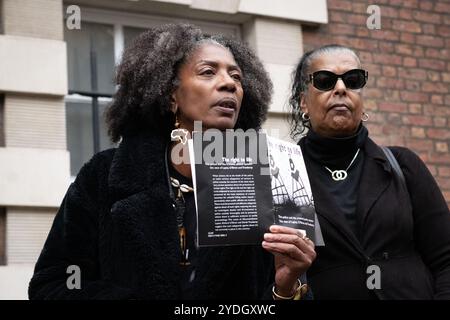 Londra, Regno Unito. 26 ottobre 2024. Marcia Rigg (L), il cui fratello Sean è morto sotto la custodia della polizia nella stazione di polizia di Brixton nel 2008, tiene un opuscolo del 1998 di Keir Starmer intitolato "il diritto alla vita", che documenta la mancanza di garanzie per i diritti umani nel Regno Unito. L'opuscolo, insieme a una lettera, è stato successivamente consegnato al signor Starmer, che ora è primo ministro del Regno Unito, dopo che la United Families and Friends Campaign (UFFC) ha organizzato la loro 25a manifestazione annuale e processione per protestare contro le morti per mano dello Stato e commemorare le vittime perse a causa della violenza statale. Crediti: Ron Fassbender/Alamy Live News Foto Stock