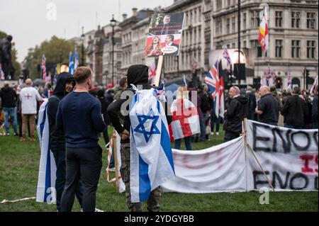 Londra, Regno Unito. 26 ottobre 2024. Durante la manifestazione si vede di nuovo un contro-dimostratore con una bandiera israeliana drappeggiata. I sostenitori dell'ex leader della English Defence League (EDL) Tommy Robinson, il cui vero nome è Stephen Yaxley-Lennon si unirono alla protesta Uniting the Kingdom a Londra, mentre una contro protesta organizzata da Stand Up to Racism si riunì all'estremità nord di Whitehall a Londra. Credito: SOPA Images Limited/Alamy Live News Foto Stock