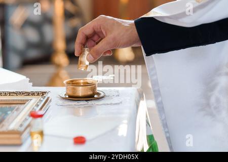 Cerimonia religiosa: L'Arte della Benedizione con l'olio Santo. Foto Stock