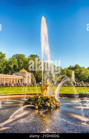 PETERHOF, RUSSIA - AGOSTO 28: Vista panoramica della Grand Cascade, del Palazzo Peterhof, Russia, il 28 agosto 2016. Il complesso del Palazzo Peterhof e dei giardini Foto Stock